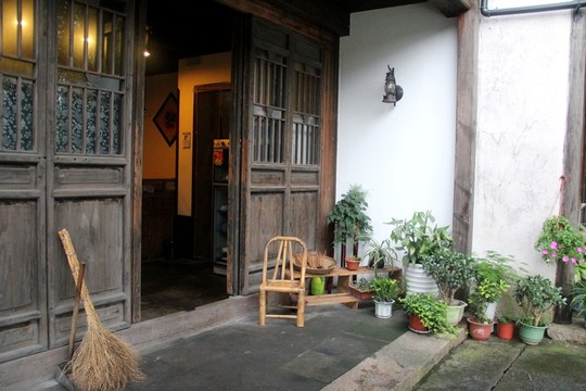 院子一角 掃帚 花盆 椅子