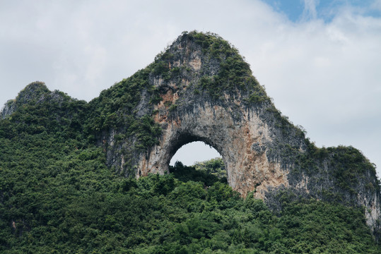 陽朔月亮山