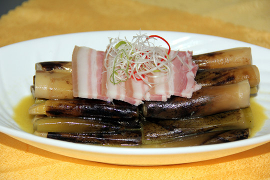 咸肉蒸手剝筍