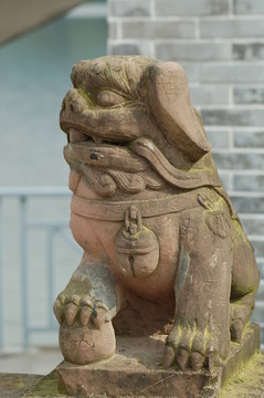 四川寶獅湖掛銅鈴的石獅