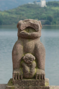 四川寶獅湖景區(qū)獅子護幼獅