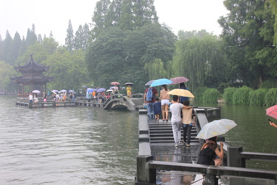 雨中的西湖