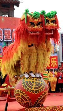 雙獅滾繡球
