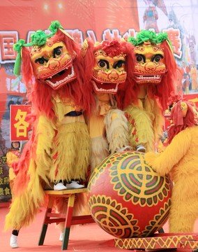 三獅子滾繡球