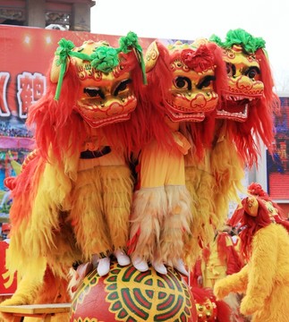 三只獅子滾繡球