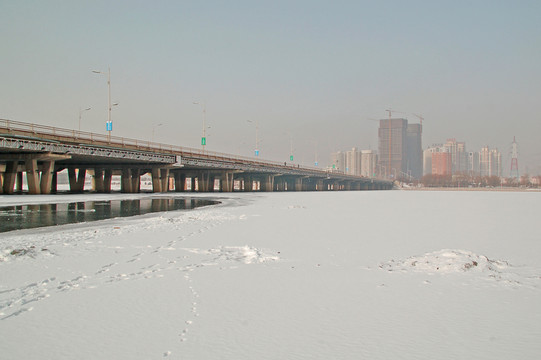冰封的沈陽渾河大橋