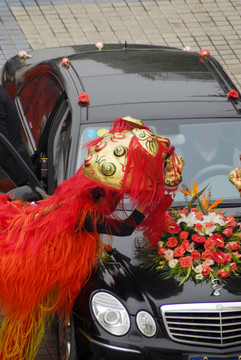 婚車和舞獅