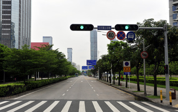 深圳街頭交通
