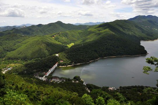 藍天白云下的群山和水庫