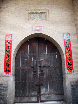 關(guān)閉的門