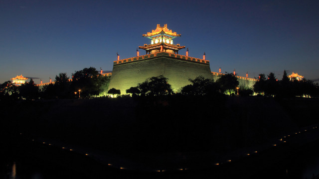 夜幕下的西安明城墻東南城角