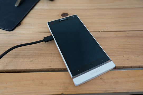 手機充電中