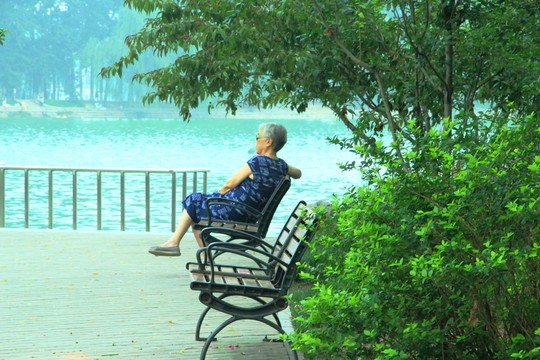 老人湖邊休息