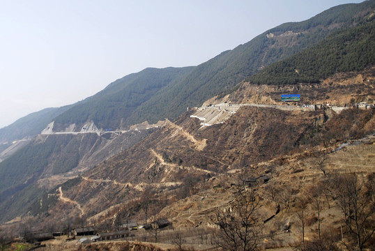 蜿蜒崎嶇的川藏線公路