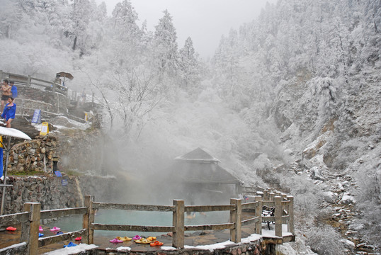 雪中貢嘎神湯冰川溫泉