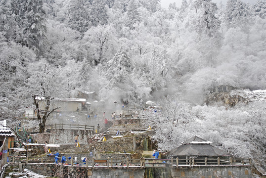 雪中海螺溝冰川溫泉