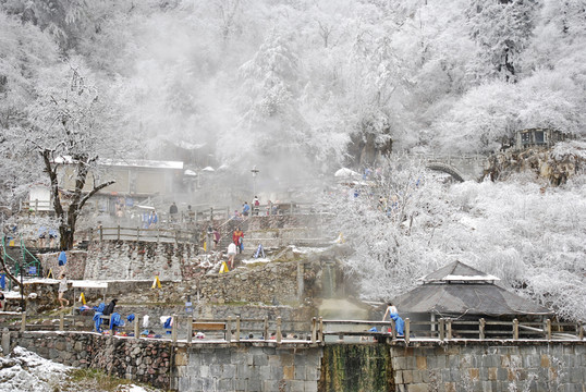 海螺溝冰川溫泉 雪中溫泉池