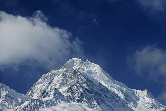 白云飄過(guò)貢嘎山雪峰