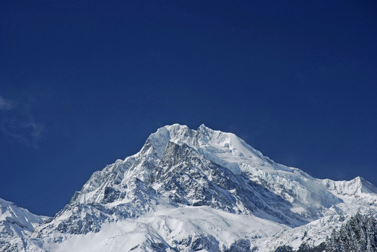 冰雪覆蓋的貢嘎山主峰