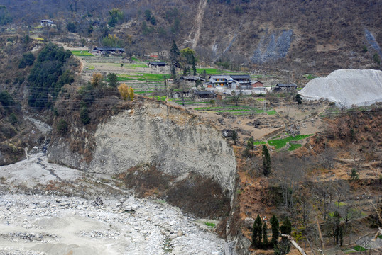 采石場破壞村莊環(huán)境和大渡河河道