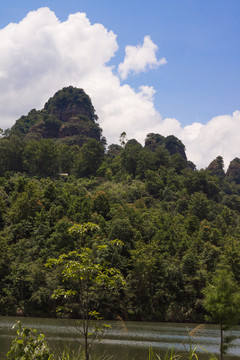 藍(lán)天白云下的五指石山水風(fēng)光
