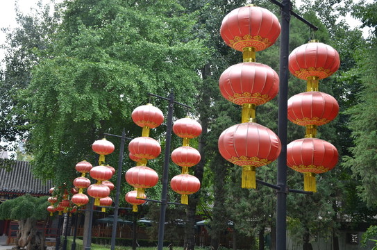 一排紅燈籠