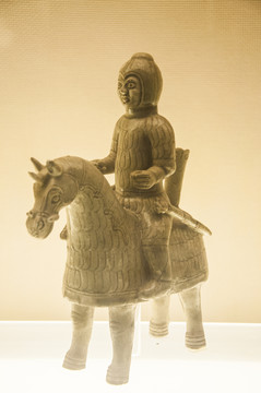 唐代青釉騎馬俑