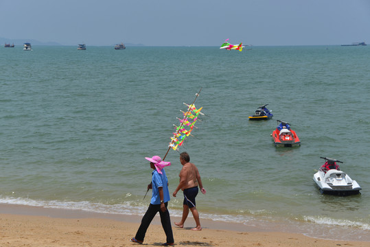 芭提雅海灘浴場(chǎng)賣(mài)氣球的小販