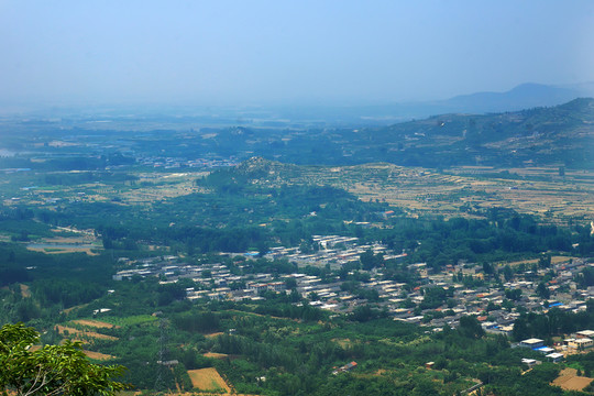 俯拍山村風光