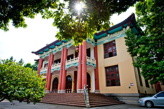 廣西民族大學(xué)大禮堂45度