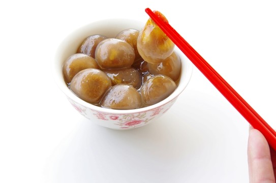 紅棗水晶湯圓 筷子夾起湯圓