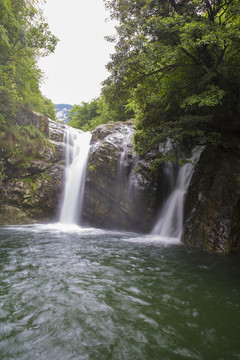 山泉 瀑布 池塘