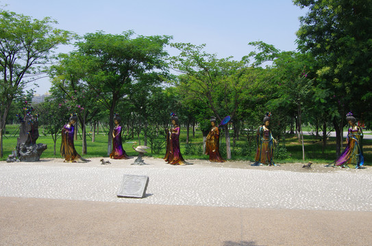 西安大明宮遺址公園唐代仕女雕塑