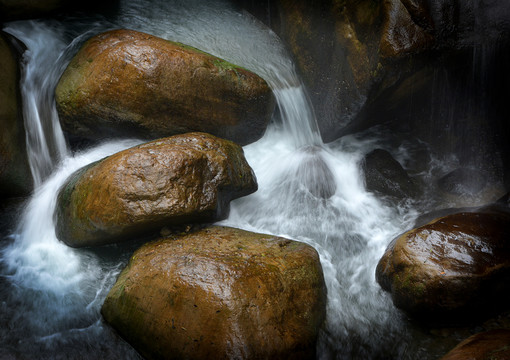 水 石頭