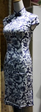 服裝店青花旗袍展示