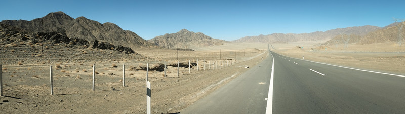 西部無(wú)人區(qū)公路全景