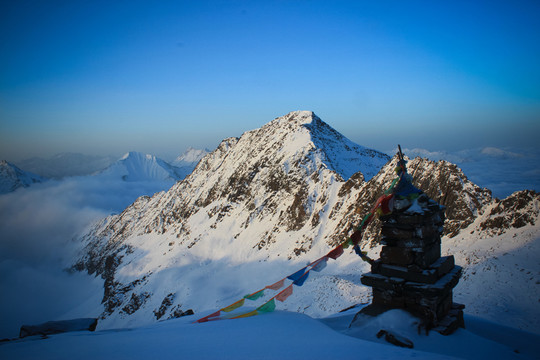 四姑娘雪山日出拍攝