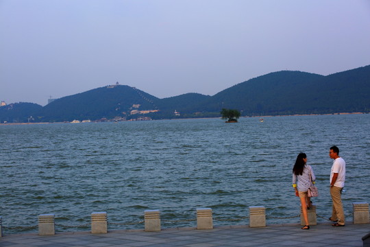 湖邊游玩