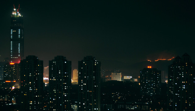 深圳遠(yuǎn)眺香港山火