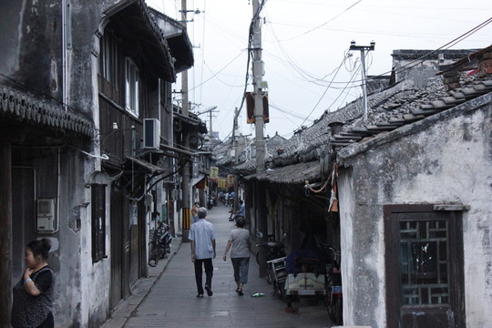 古鎮(zhèn)深巷和回家的老人