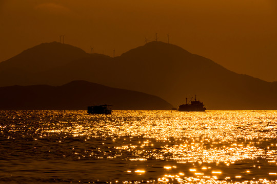 夕陽下的金色波光