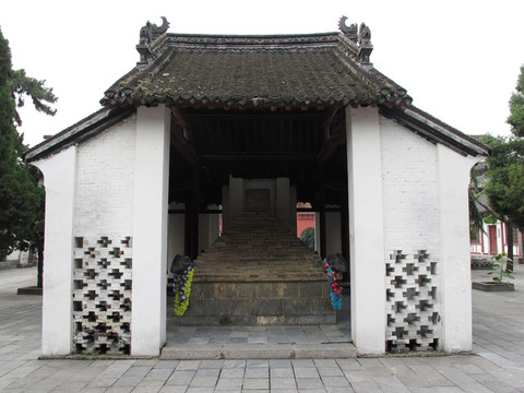 南陽醫(yī)圣祠張仲景墓
