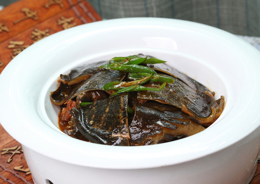 青椒燜甲魚(yú)