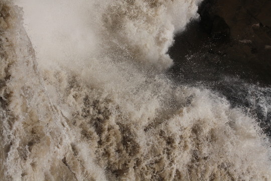 虎跳峽江水怒濤