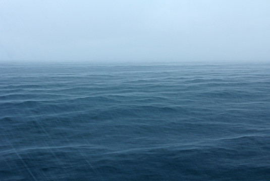 雨中大海