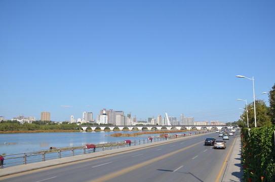 河畔的公路
