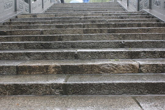 雨中的臺(tái)階