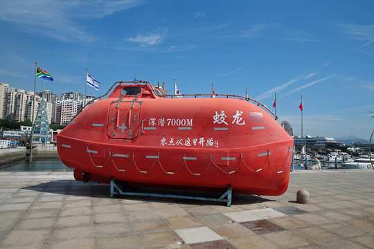 蛟龍?zhí)栞d人潛水器