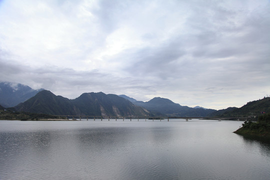 湖泊大橋遠(yuǎn)山