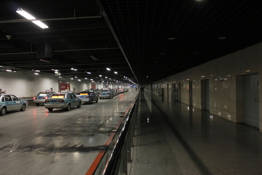 濟(jì)南西站的出租車候車處